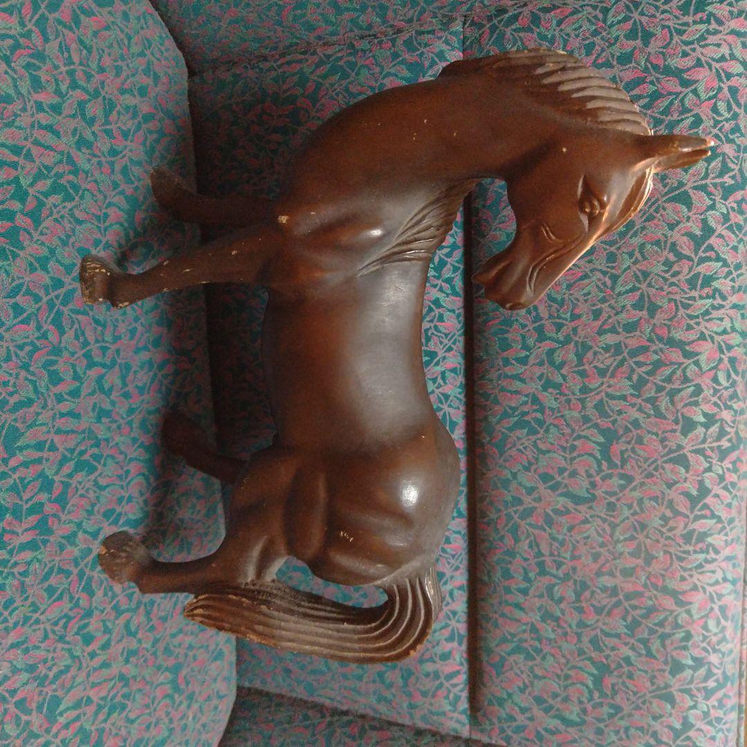 木製の馬の置き物です