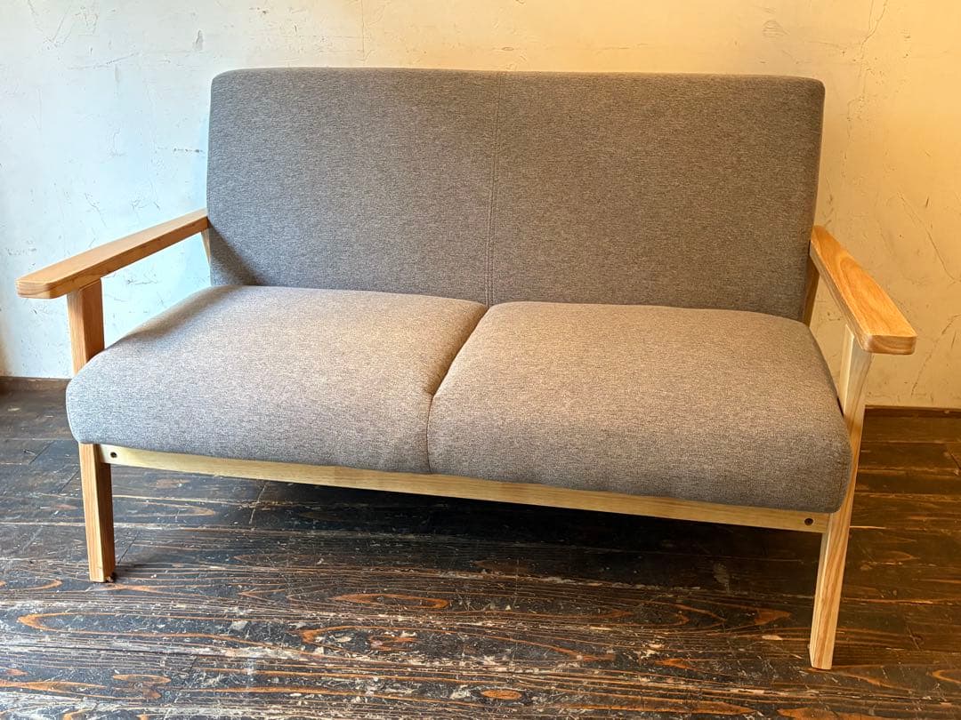 グレーの2人掛けソファ　2p モダン