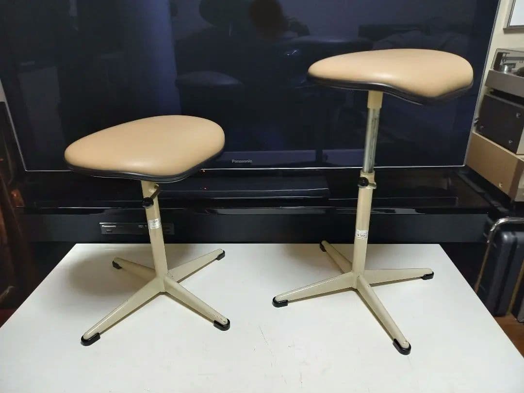 オカムラ　ポストモダン　高さ調整　回転式　ベージュ　メディカル　スツール　２脚