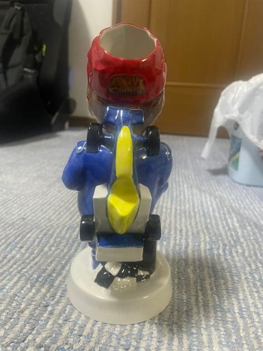 陶器製のF1ドライバーの人形