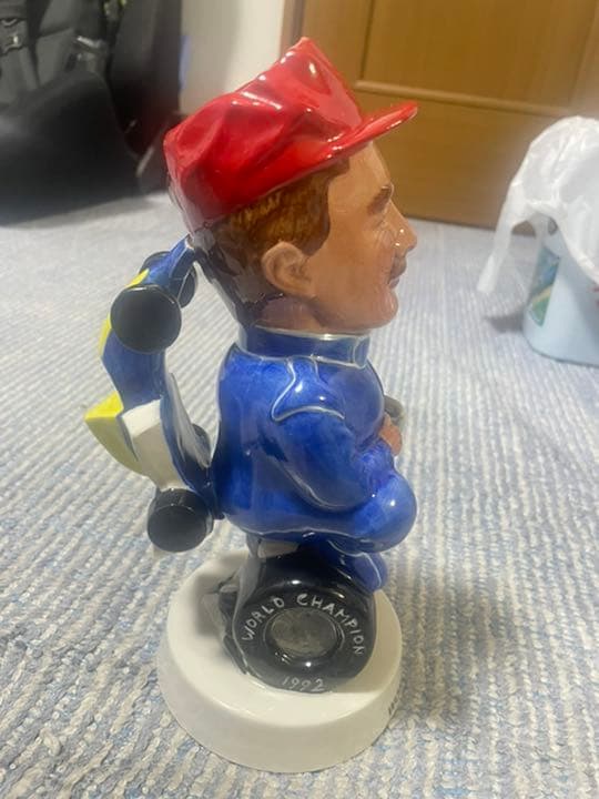 陶器製のF1ドライバーの人形