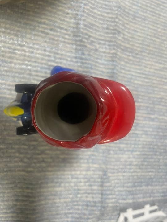 陶器製のF1ドライバーの人形