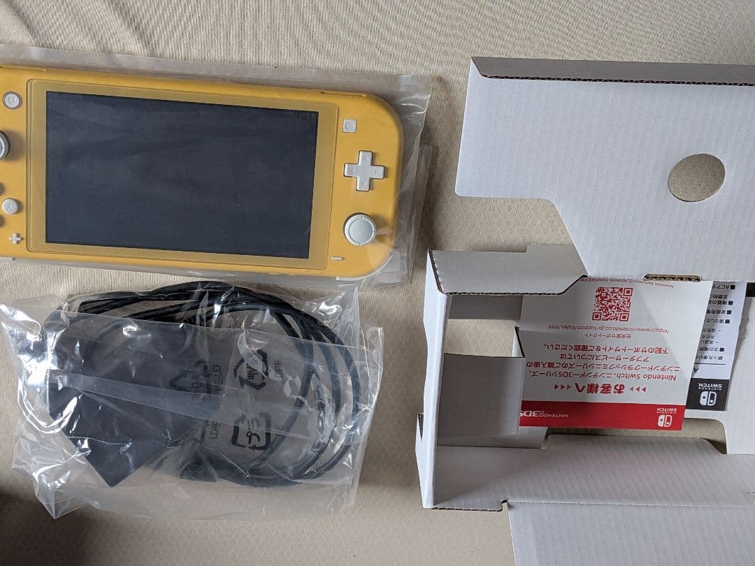 Nintendo Switch Lite イエロー 本体　箱、充電器付