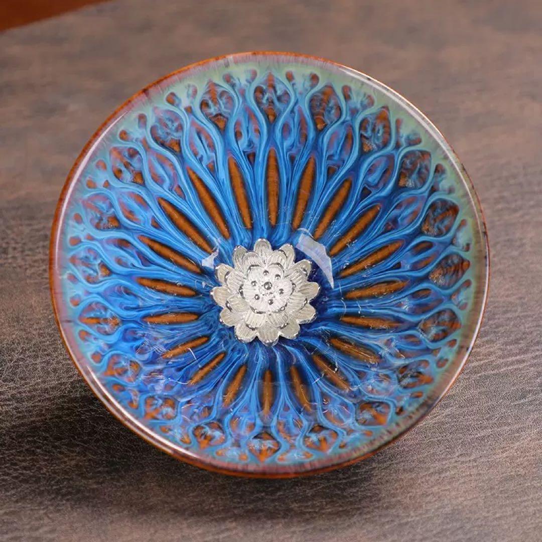 青色の花模様の茶碗