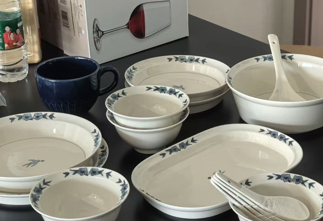 青い花柄の陶器食器セット