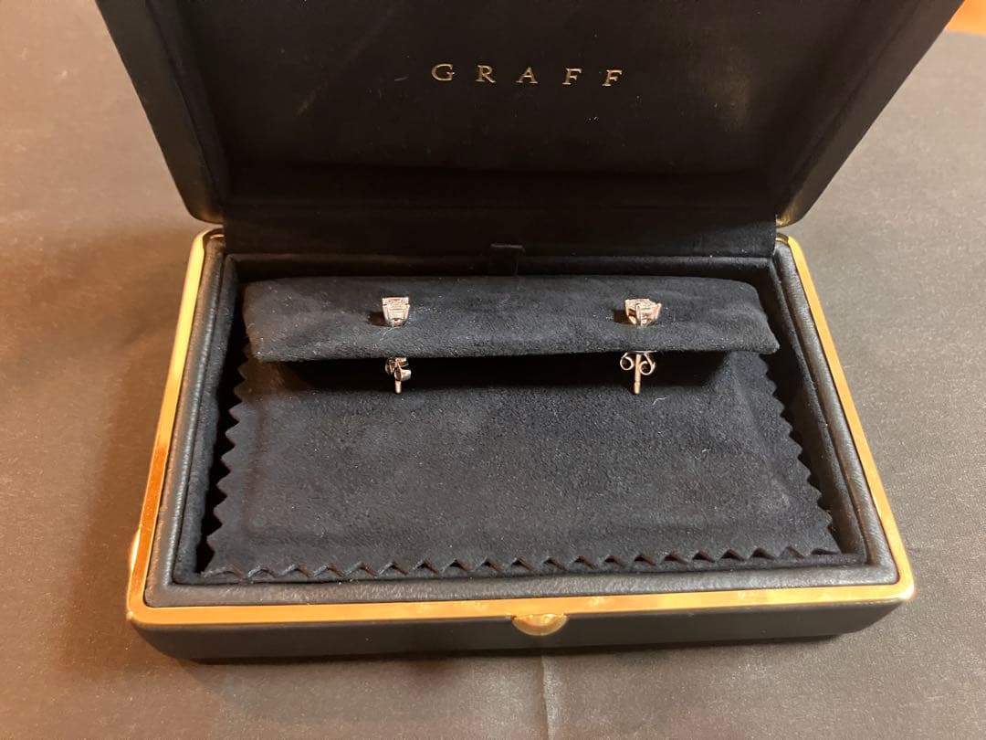 GRAFF ダイヤモンドスタッドピアス　エメラルドカット