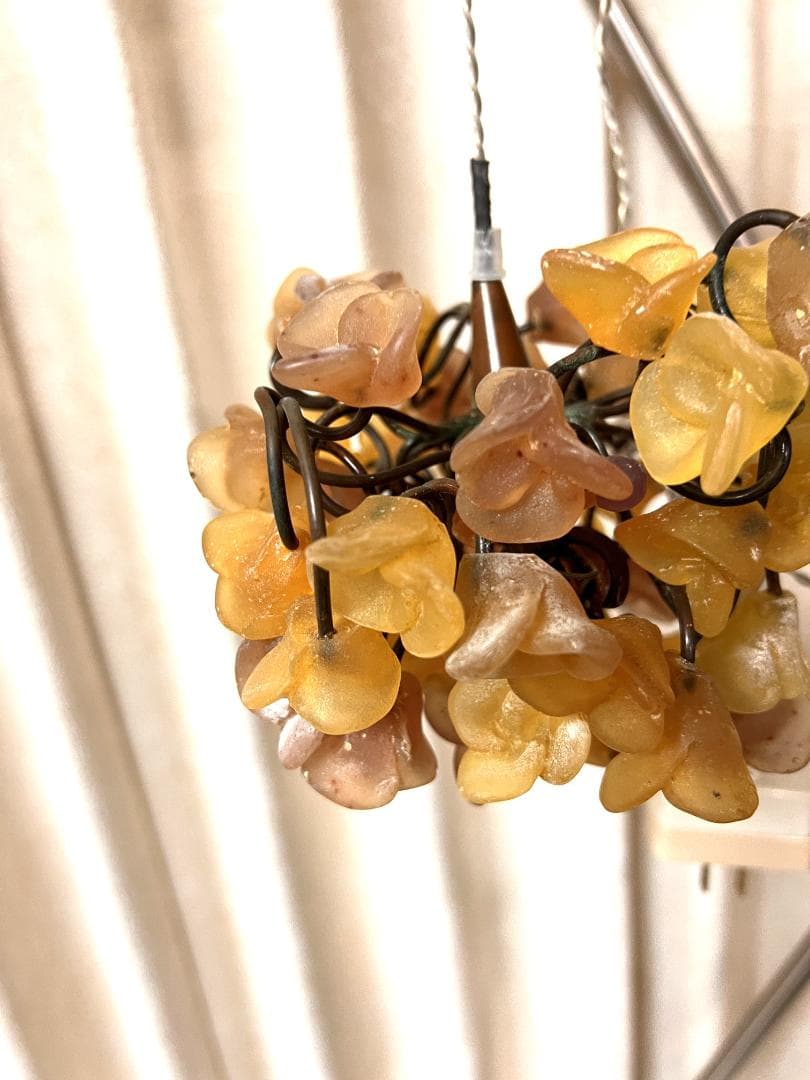 ユダライトランプ イエローとブラウンの花　ミハエルネグリン 点灯します。