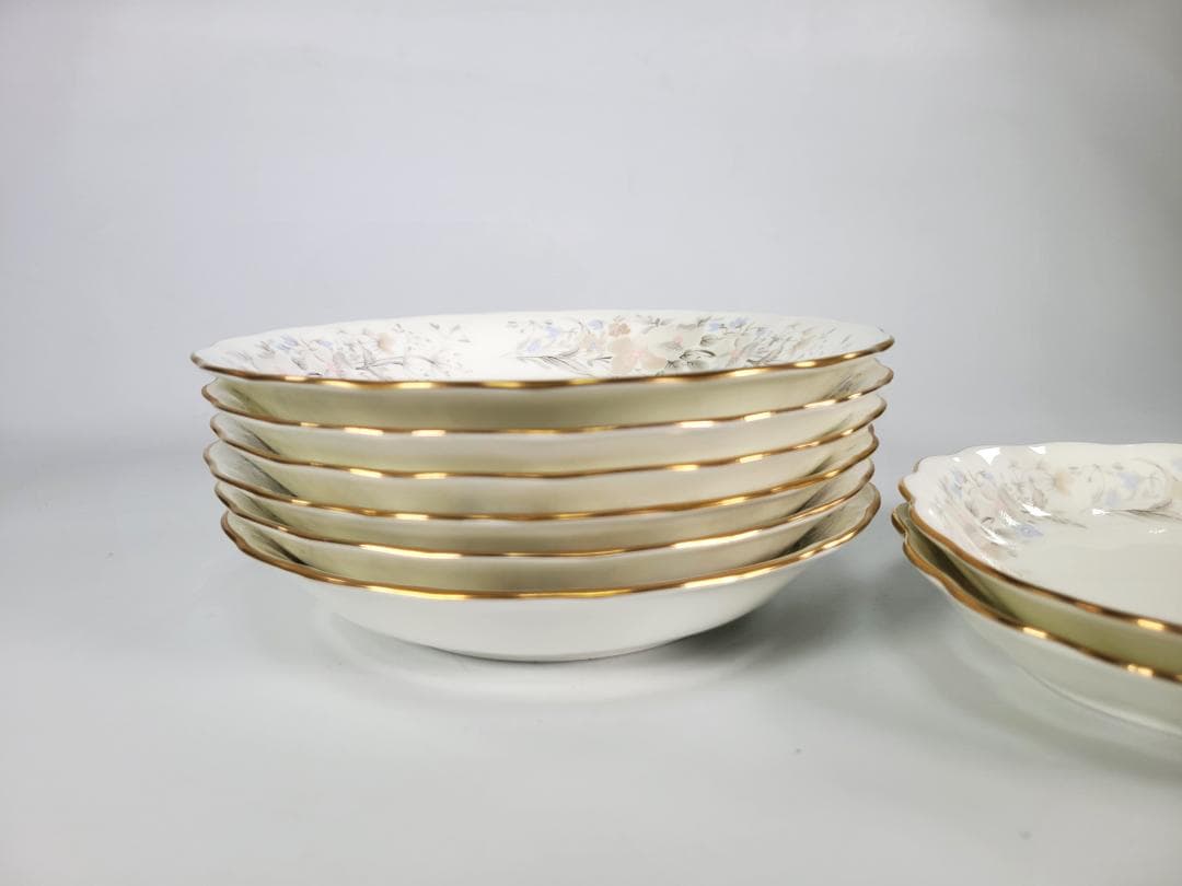 NARUMI　　ボーンチャイナ　小皿６点　大皿２点　希少　花柄　金縁