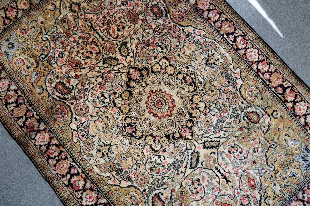 Vintage ペルシャ クム産シルクの手織り絨毯 size:200x132cm