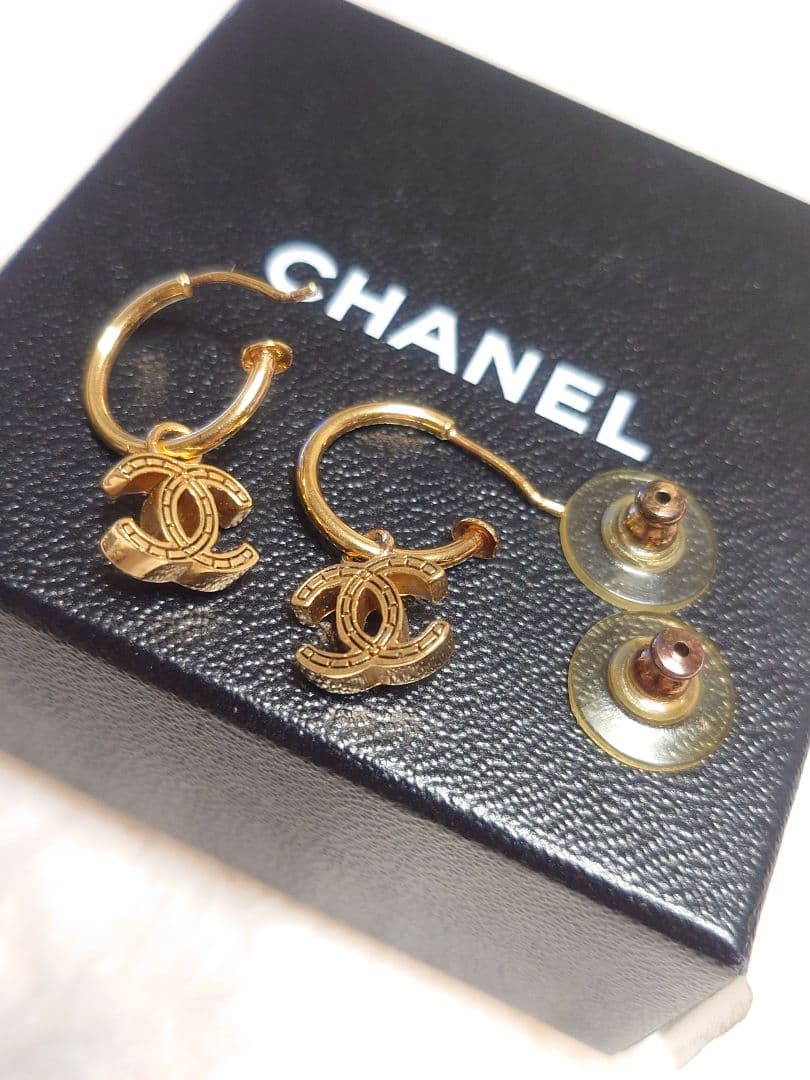 シャネルCHANEL ゴールド ロゴ フープ ピアス