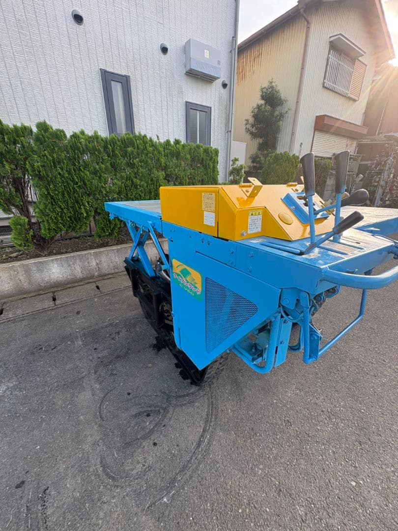 筑水キャニコムCV60テイブルランド高床式クローラー運搬車 油圧を上げ下げする