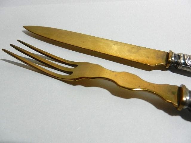 銀の持ち手に美しい黄銅のナイフとフォーク（デザート、オードブル用）