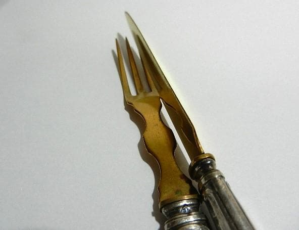 銀の持ち手に美しい黄銅のナイフとフォーク（デザート、オードブル用）