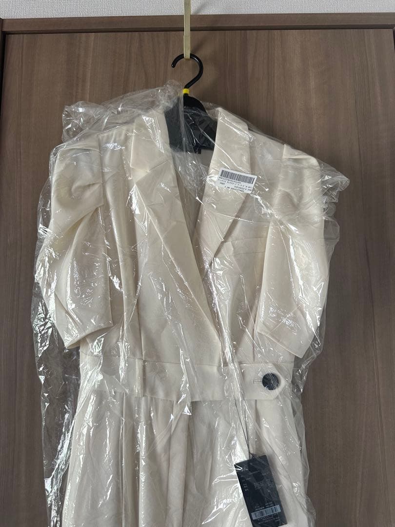 新品未使用タグ付きanuansタックスリーブテーラードオールインワン IVORY