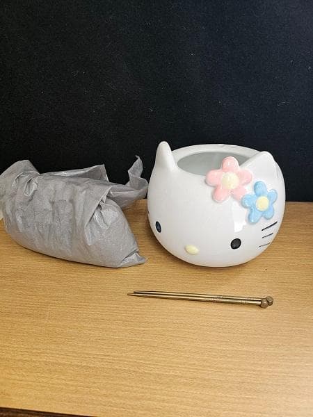 Y【未使用品】ハローキティ陶器製火鉢　フェイス型 　レア