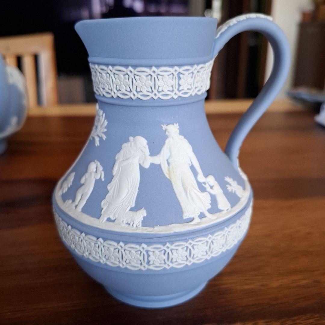 新品「WEGDWOODウエッジウッド」アイスブルー 陶器製 花瓶 浮彫り装飾