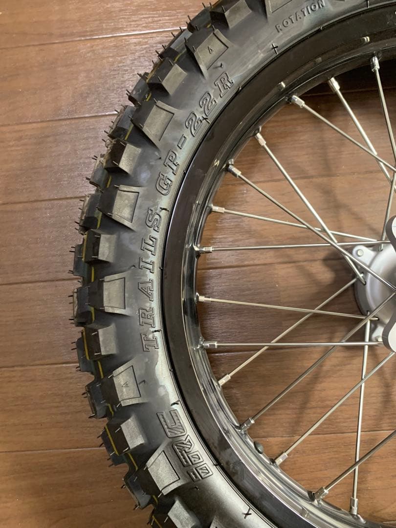 ホンダCRF 250L 2021年モデル以降、タイヤ付き前輪と後輪、