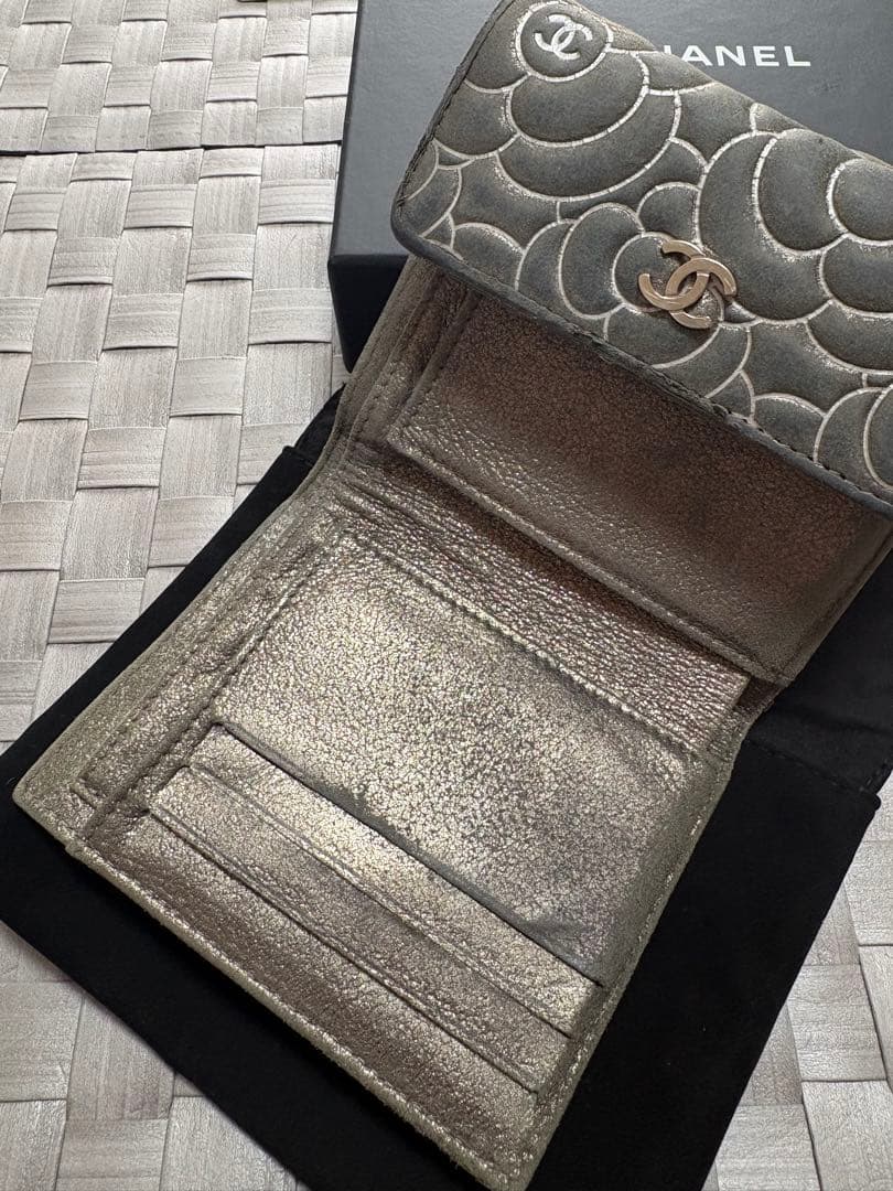 CHANEL グレー 二つ折り財布 フラワーパターン