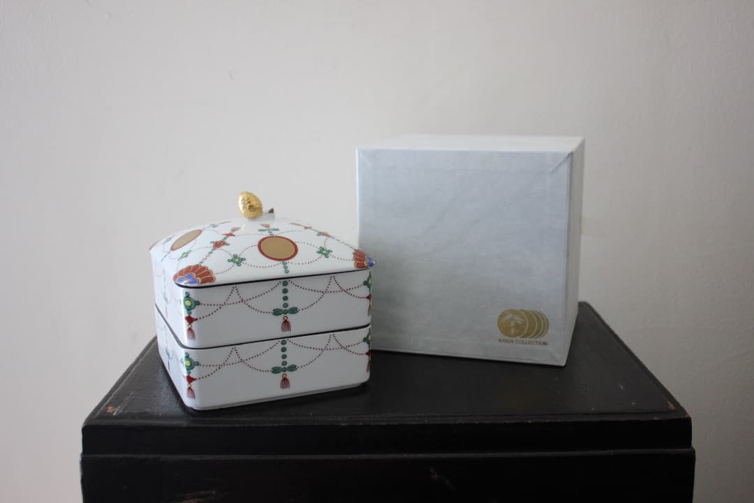 未使用・箱入　有田焼　賞美堂　其泉窯　錦日輪赤玉瓔珞紋２段重　角２段重