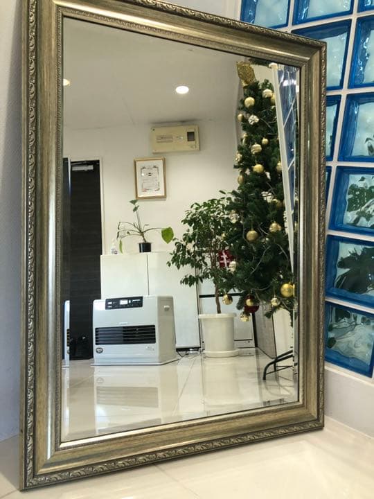 ビンテージ感溢れるゴールドフレームの鏡