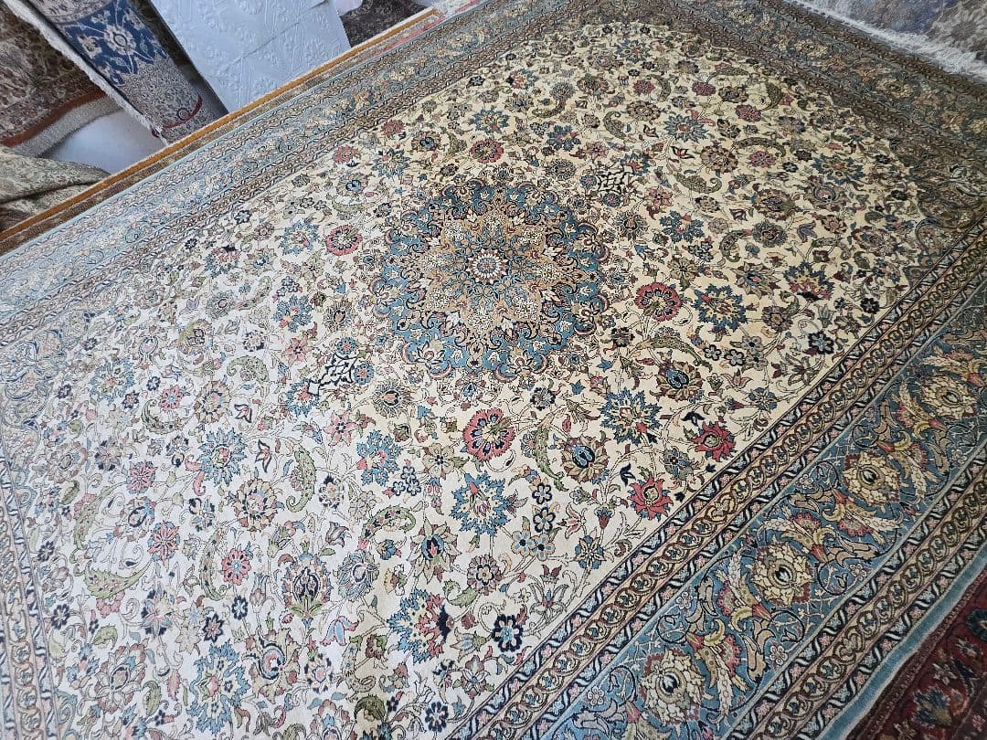 大きなトルコ絨毯 100%シルク手織り ヘルケ絨毯 綺麗な色 クラシックデザイン