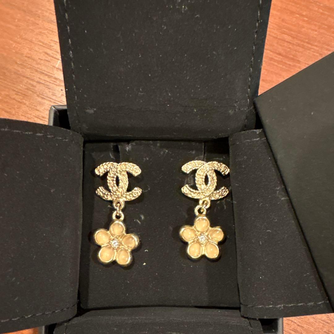 キラキラ　CHANEL フラワーモチーフピアス(箱付き)