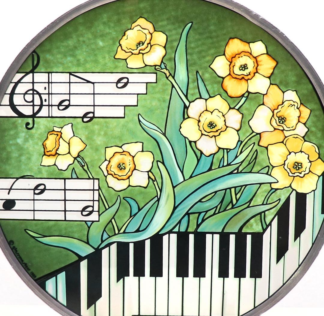 ジェーン・ポラード ヴィンテージ ステンドグラス 鍵盤と楽譜と水仙 ピアノ 音楽