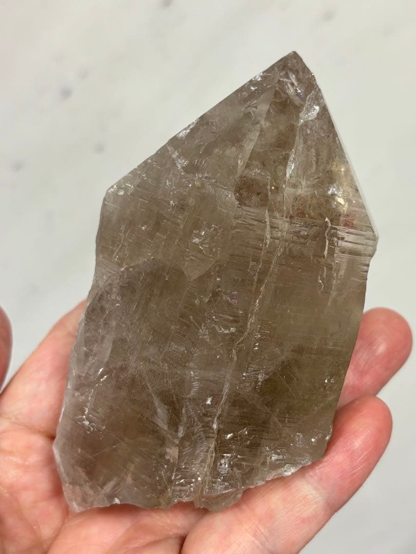 パキスタン産ハシュピ鉱山　ライトスモーキークォーツ　340 g. 太陽みたいな虹