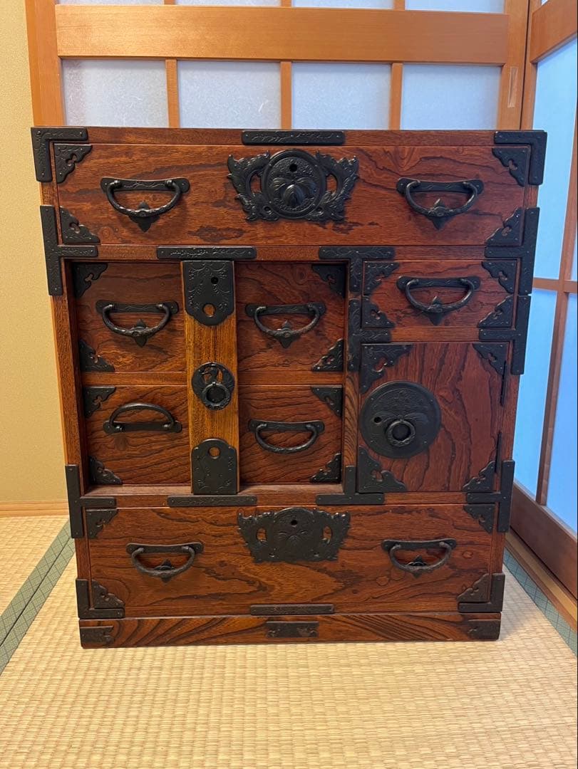 岩谷堂　伝統的な日本の木製タンス