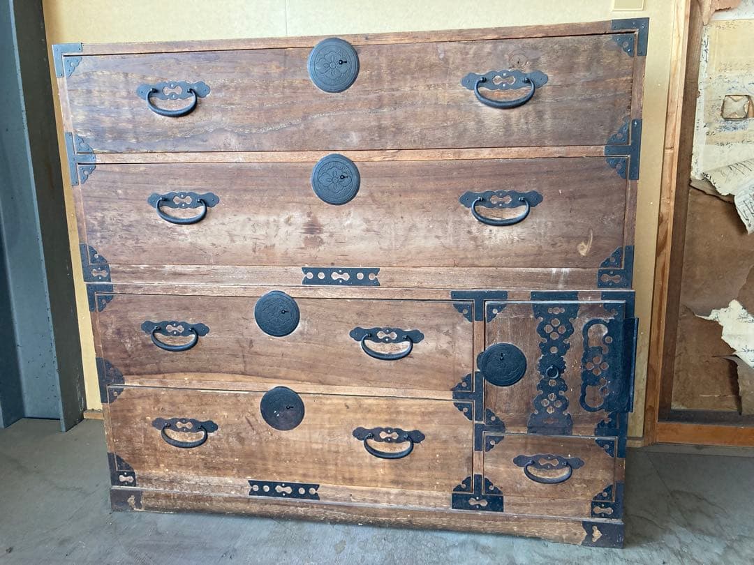 うなまま　　伝統的な和風デザインの木製箪笥