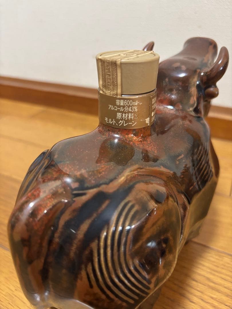 【未開栓】干支 丑 牛型 陶器 ウイスキー サントリー ローヤル12年
