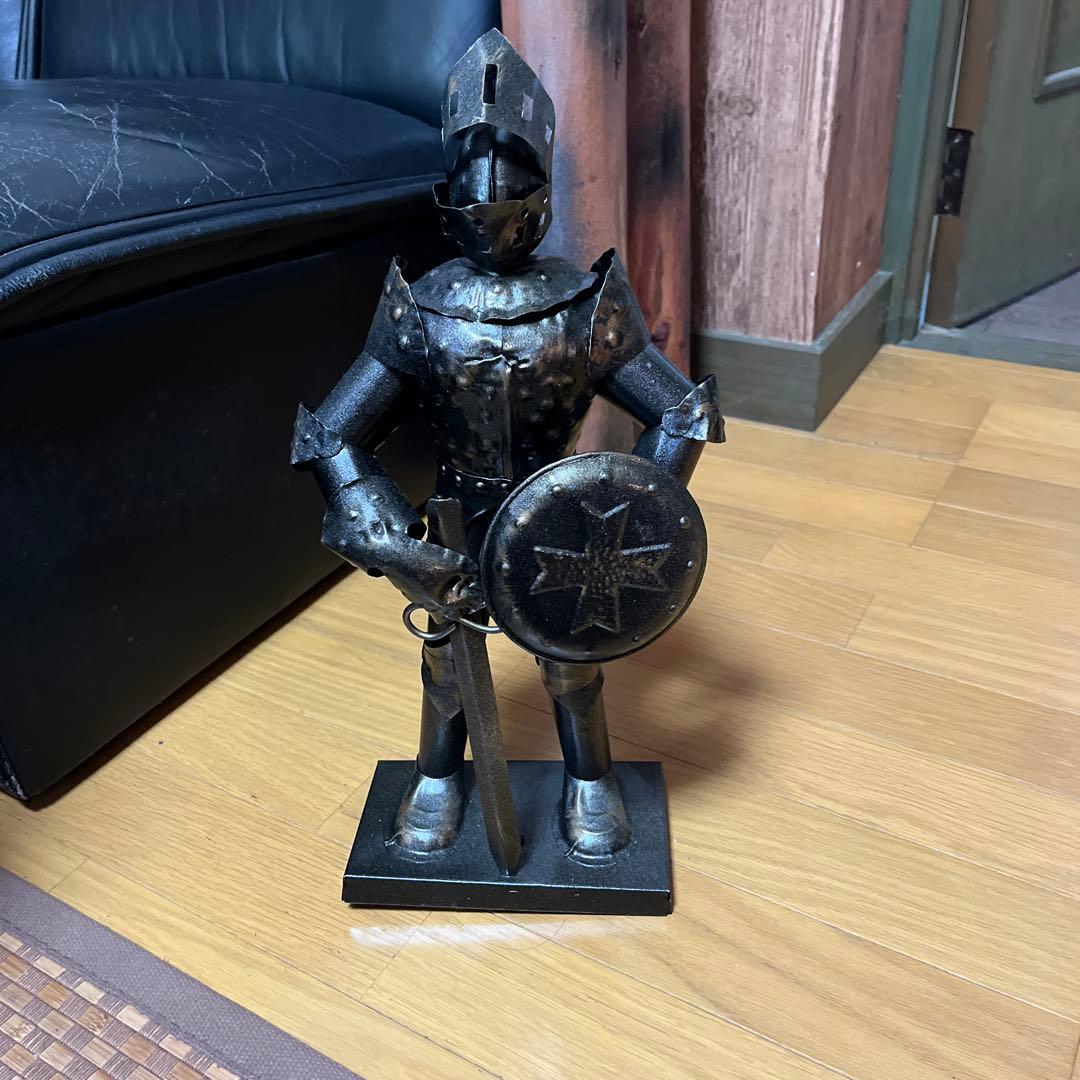 中世ヨーロッパの騎士の甲冑を模した置物