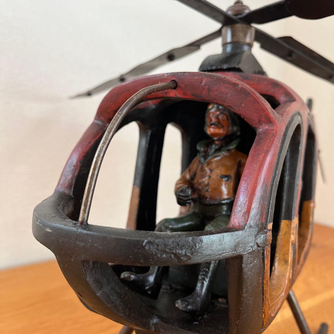大きな古いブリキのヘリコプター