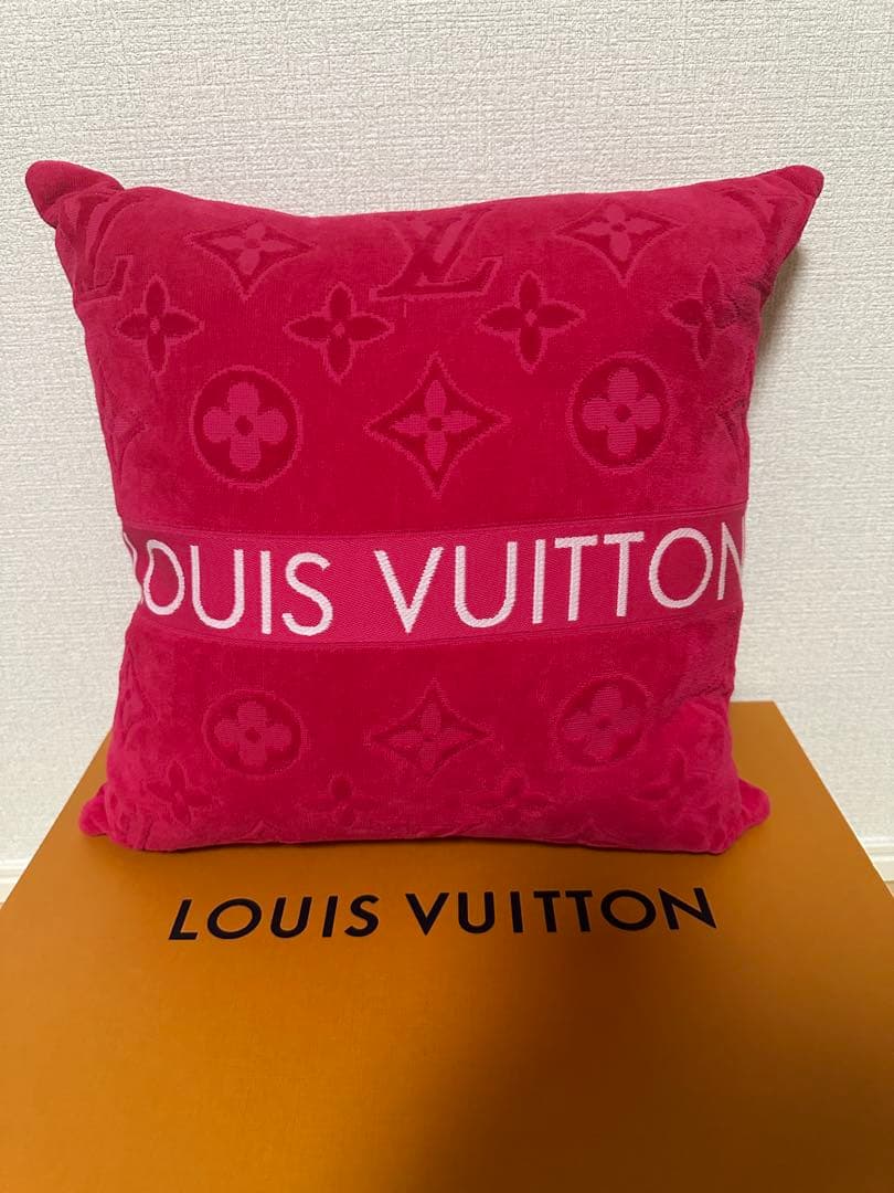 LOUIS VUITTON ルイヴィトン　ピンククッション　LV バケーション
