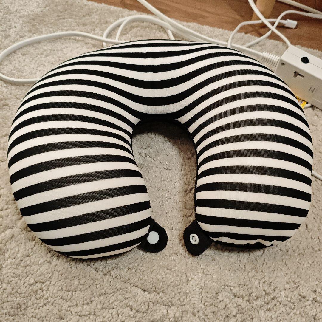 ストライプデザインのネックピロー