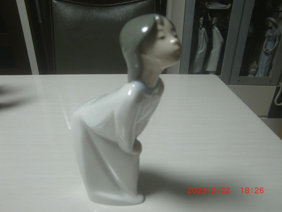 LLADRO　リヤドロ　【キスをする少女】＃2　陶器　リアドロ　Ｌ229