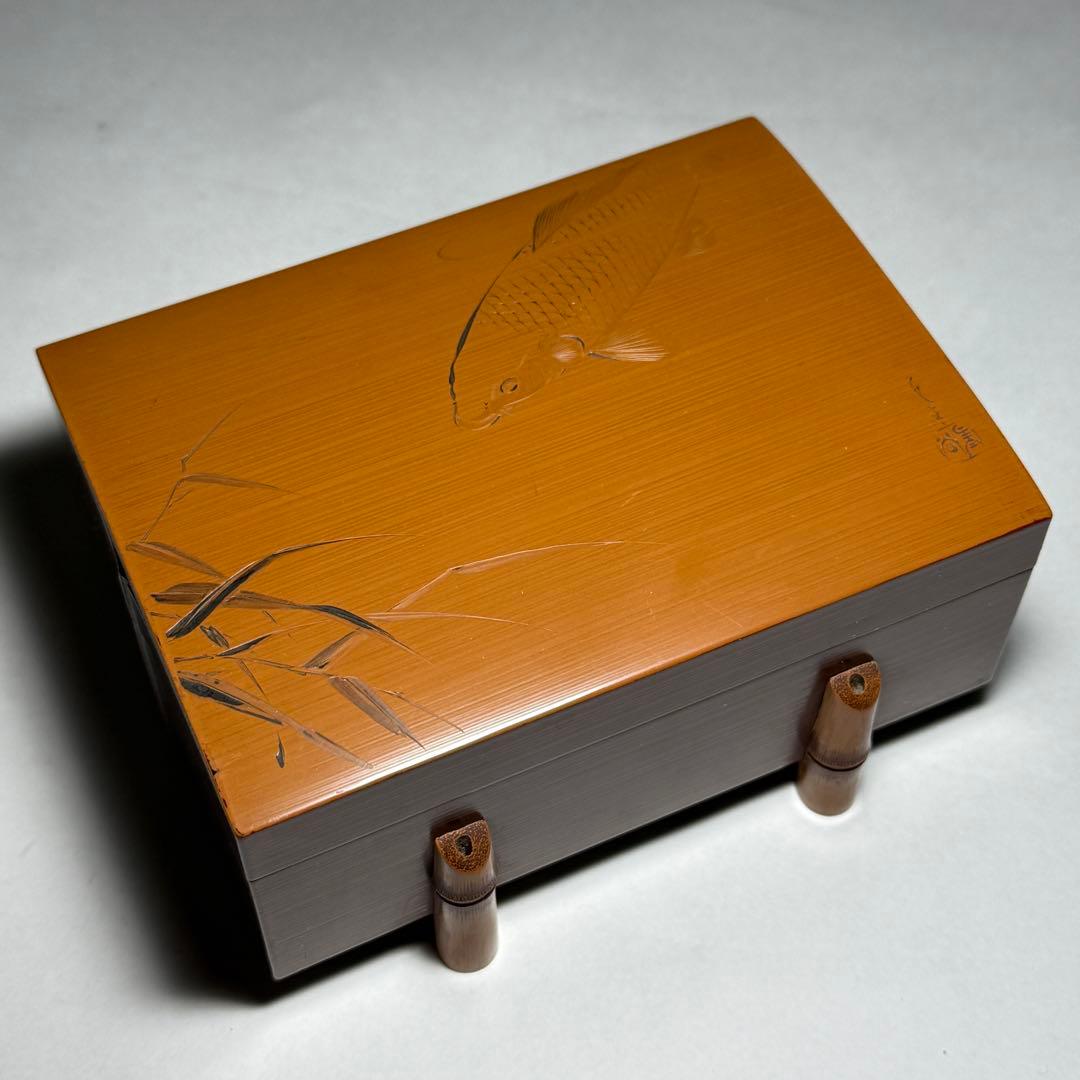 ◆竹製 漆塗片切彫 竹に鯉の図 小物入れ 煙草入れ在銘◆