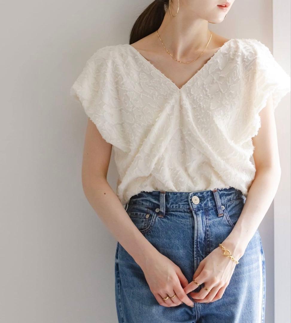 2025 NOBLE【洗える】レオパードジャガードデコルテVブラウス