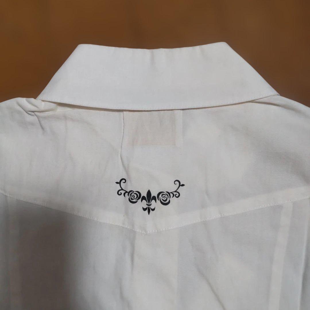 ま*ん様 メタモルフォーゼ中古パフスリーブ半袖ブラウス白、百合の紋章