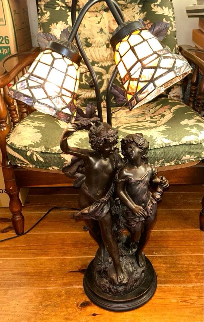 アンティーク調人形付きライトスタンド￼