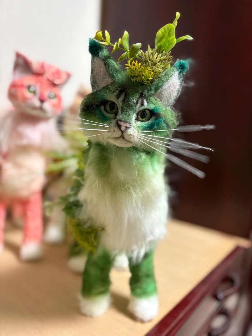 緑イメージ　猫アートドール【ハンドメイド　 羊毛フェルト ぬいぐるみ