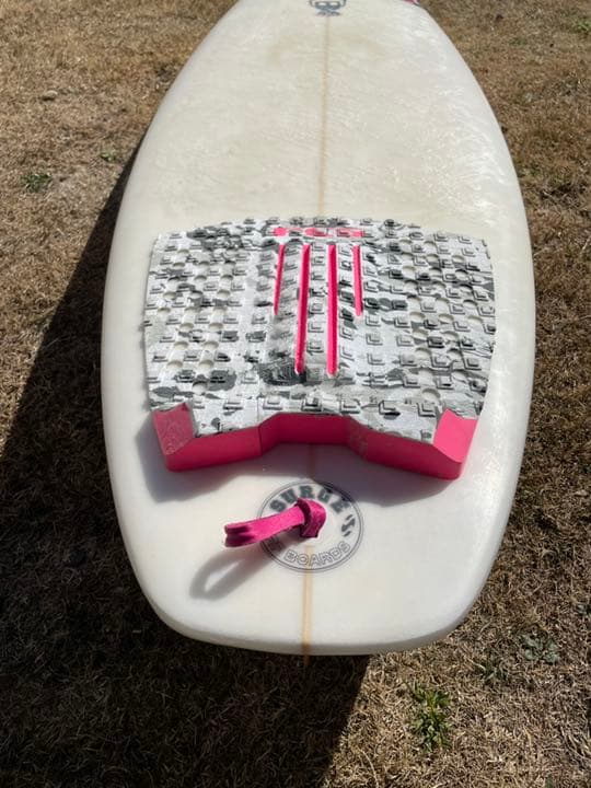 3年前にフルオーダーしたボードですかなり状態が良いです、日焼けもありません。