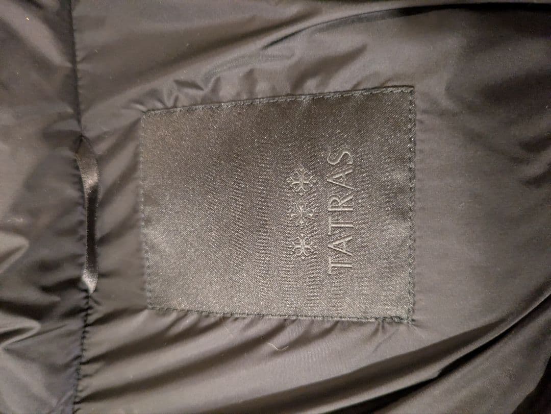 TATRAS ブラックダウンジャケット フード付き