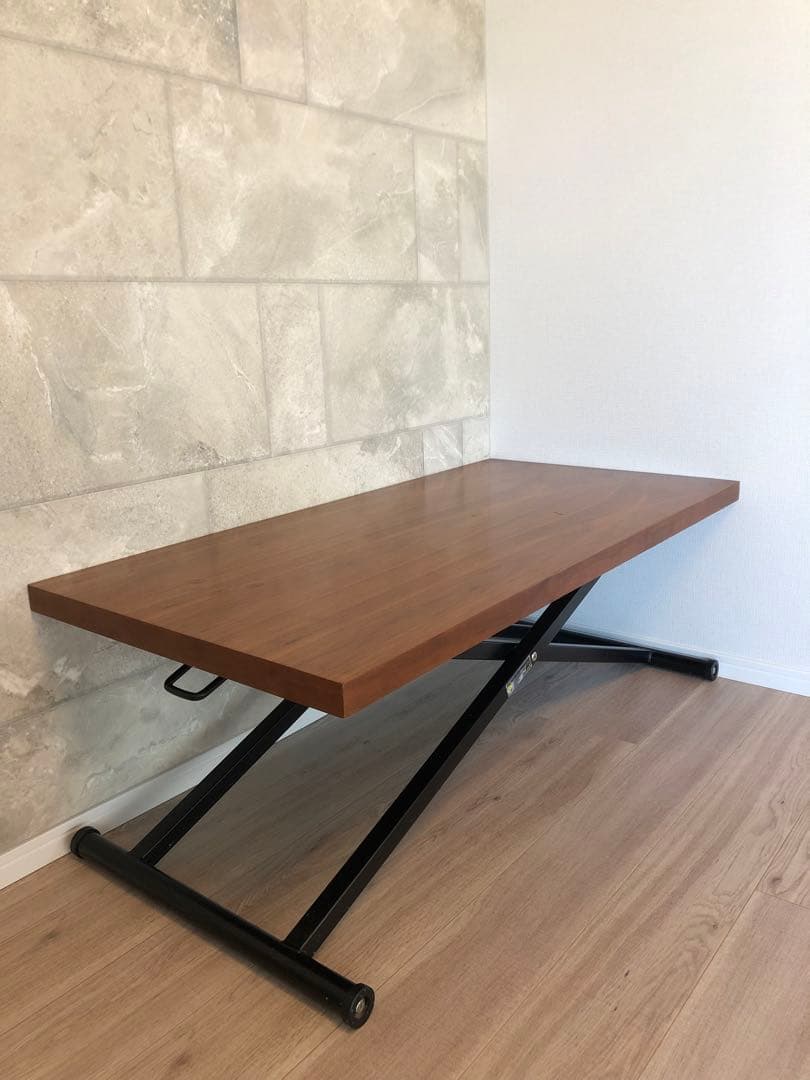 ブラウン木製ダイニングテーブル