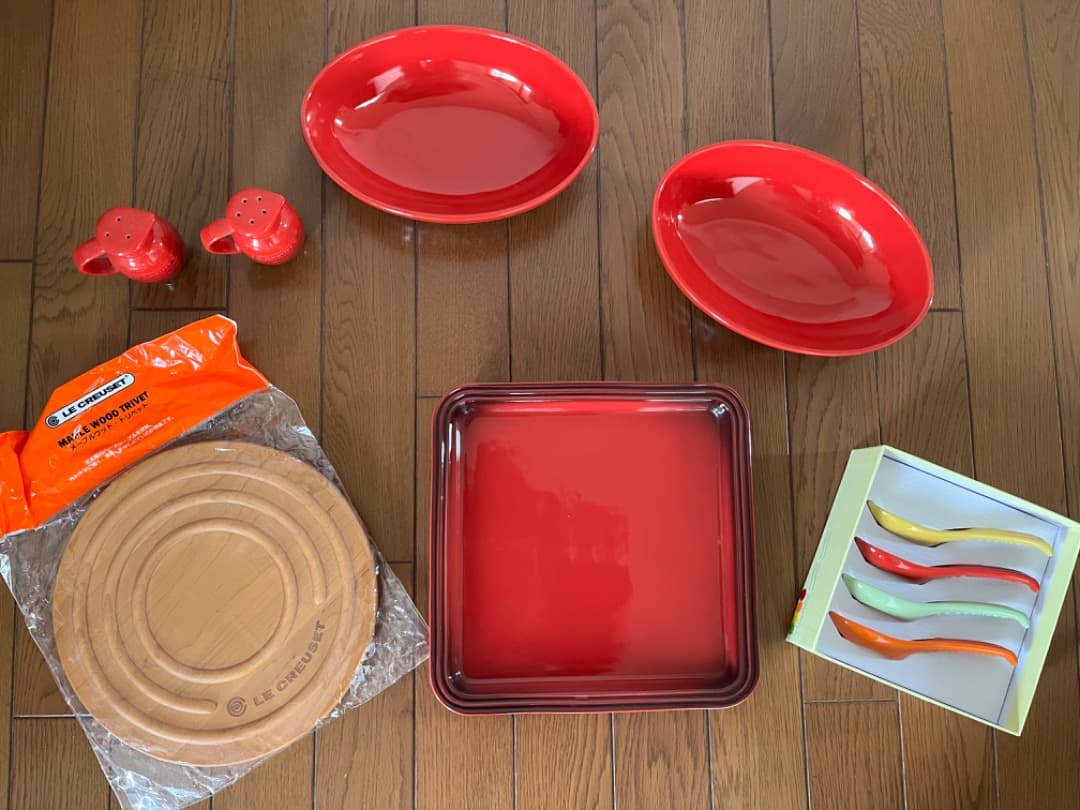 ルクルーゼのチェリーレッドセット　オーバルディッシュ　ソルト＆ペッパー