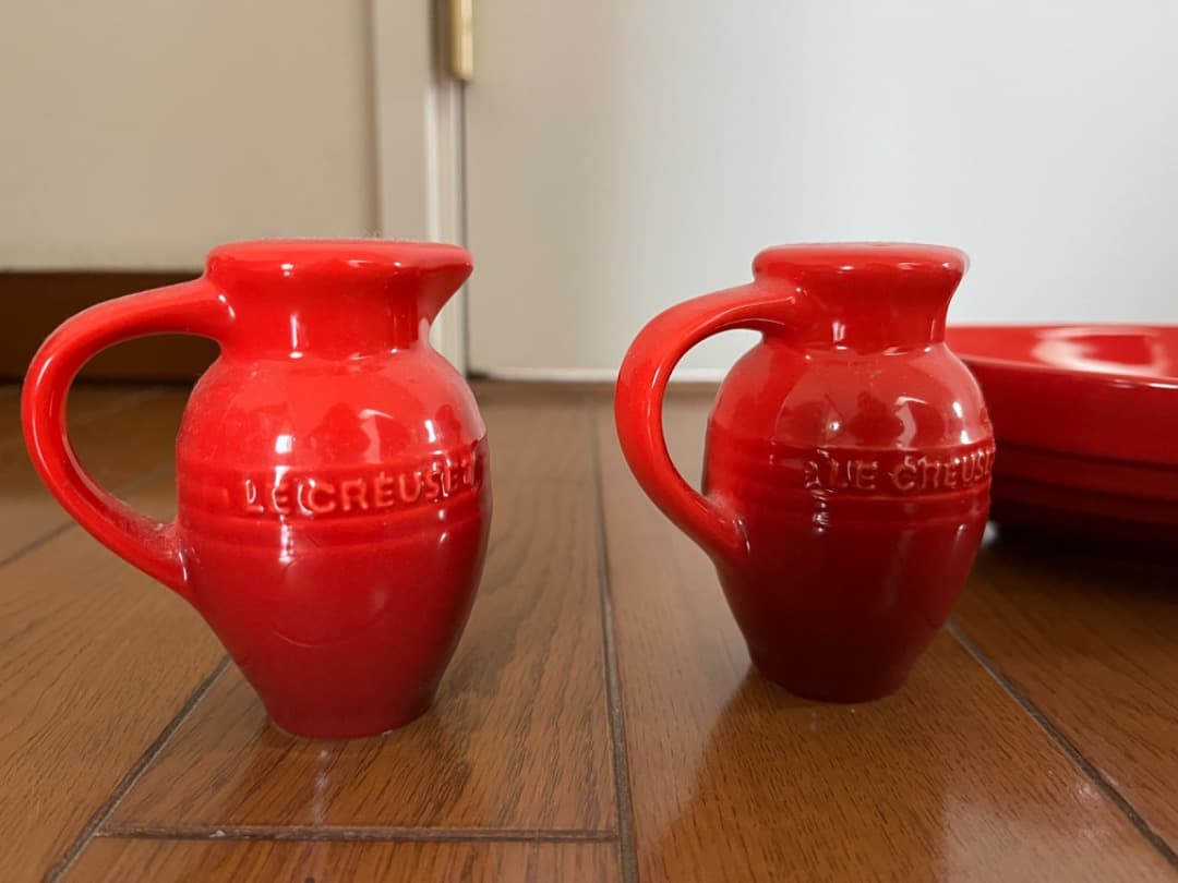 ルクルーゼのチェリーレッドセット　オーバルディッシュ　ソルト＆ペッパー