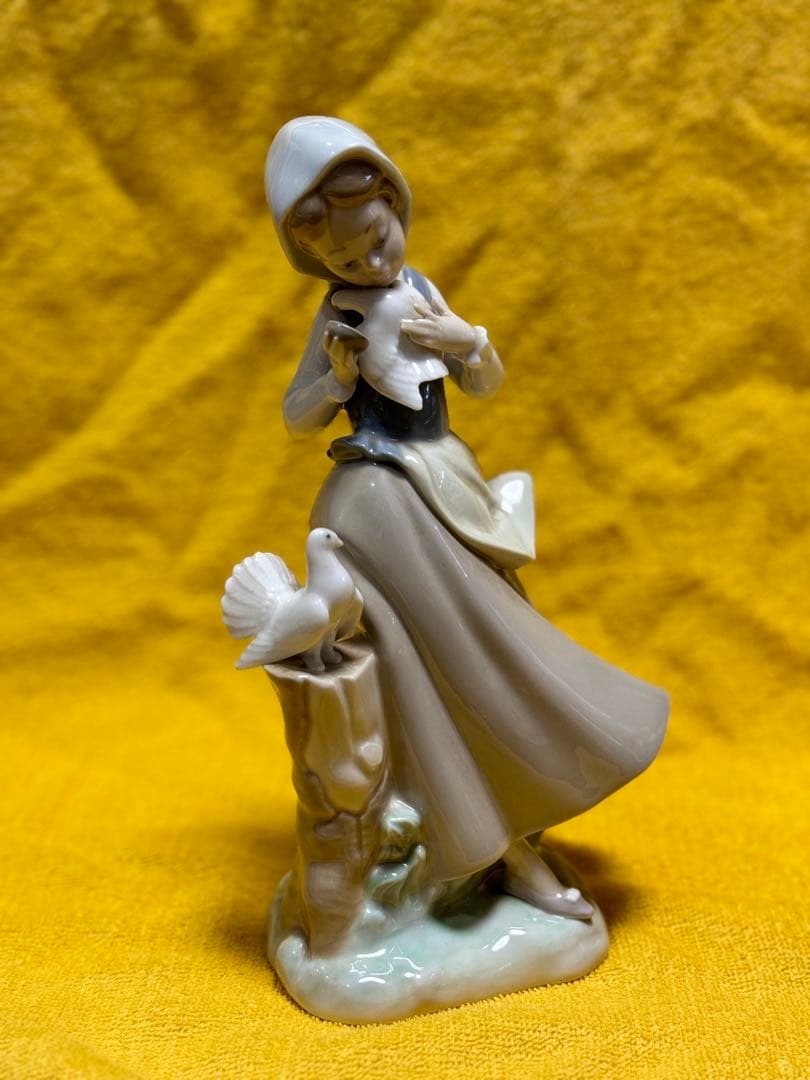 希少美品　リヤドロ　鳩と少女