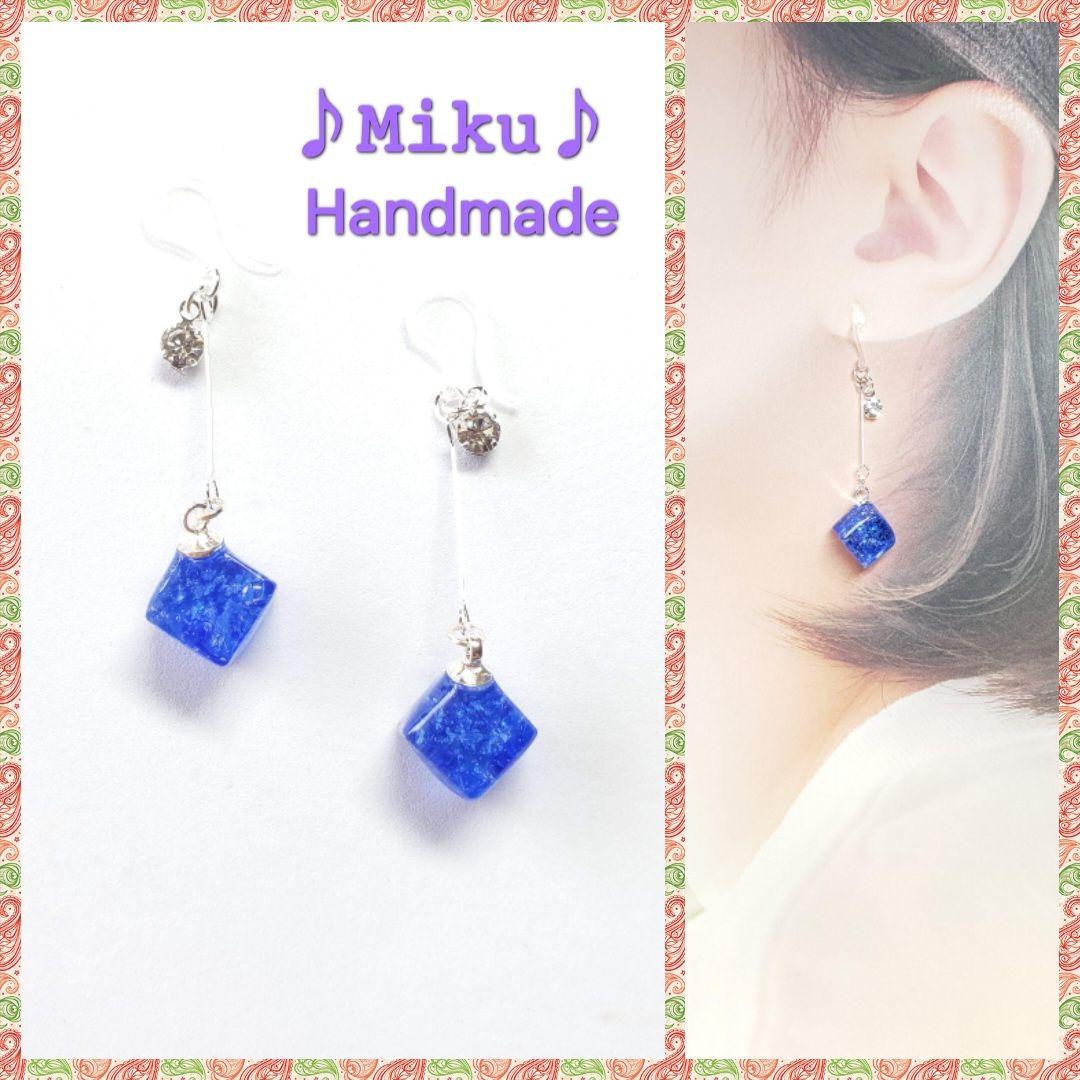 No.1601-A　琉球ガラス☆キューブ型☆ピアス・イヤリング(ネイビーブルー)