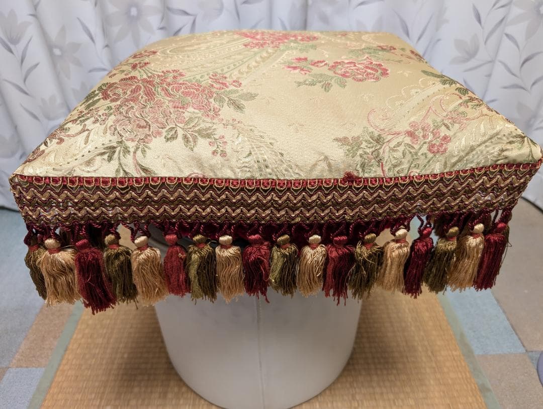 お洒落なクッション　アンティーク調