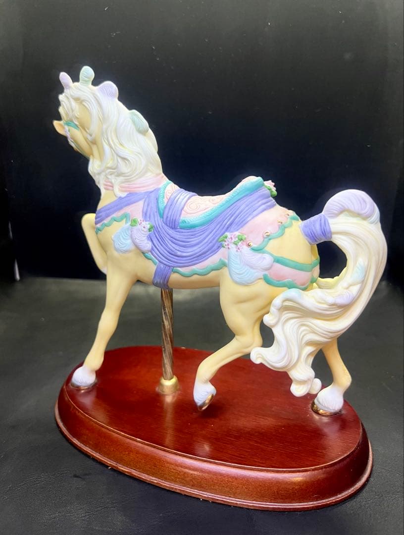 陶器製 馬の置物 花の装飾付き